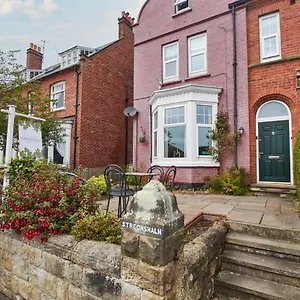 Georgian Gem Of Robin Hoods Bay - Hot-tub - Pets Holiday home Robin Hood's Bay