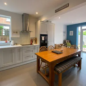Charming 3 Bed House And Garden, Pet Friendly Holiday home