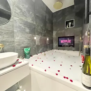 Coastline Retreats - Cloud9: Luxury Garden Flat With Modern Amenities Apartment
