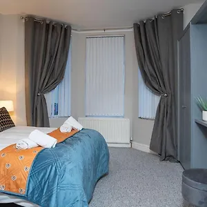1 Bdr At Queens Uni By Breaks Apartment Belfast