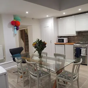 Frog Palace - Secure Parking-outside Area-topsham-exeter-beach-chiefs-wifi Holiday home Topsham